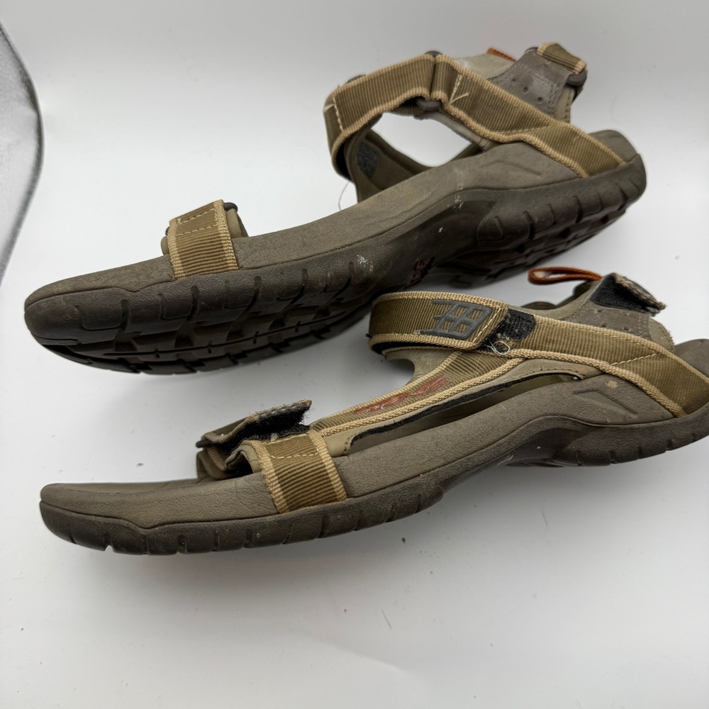 Teva Men’s Hudson Hiking Outdoor Gorpcore Sandal Bungee Cord Size 9 Casual tan - Picture 3 of 8